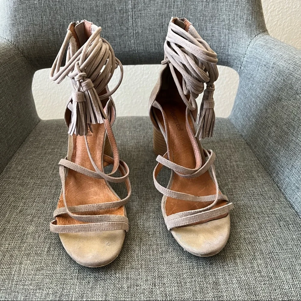 Jeffrey campbell Despina Suede Strappy Tassel Round Heel Womens Sandals Size 8.5 - Picture 5 of 8